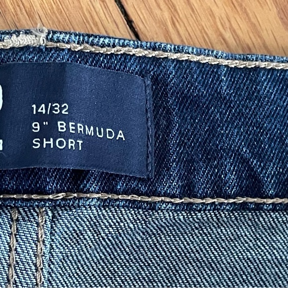 Gap denim 9 inch Bermuda shorts stretch, mid rise slim through the hip and thigh - Picture 4 of 6